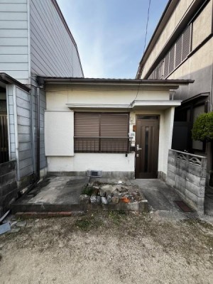 山陽電気鉄道本線月見山駅まで徒歩5分。
山陽本線須磨海浜公園駅まで徒歩8分。通勤通学に便利な「駅近」
