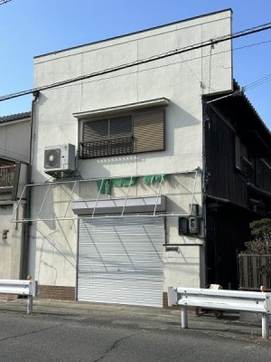 毎日のお買物に便利なロピア神戸岩岡店は車６分。再建築不可
元文具店、幹線道路に面していてご商売向き。室内丁寧にお使いです。
