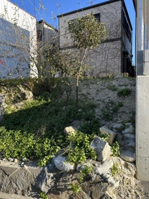 子育て家族に嬉しい、室内小学校徒歩約３分
一戸建ての多いエリア、静かで落ち着いた雰囲気
