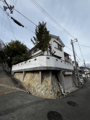 京都市伏見区・南区・東山区・下京区・右京区を中心とする不動産売買のセンチュリー21ハウスマーケット｜スタッフのオススメ物件や、オープンハウス・現地説明会など最新情報をお届け のびのびスローライフを叶える、閑静な住宅地
ビルトインガレージが大切な愛車を守る
