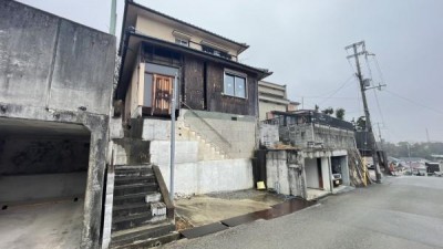 前面道路幅員約5.2ｍ、建物リフォーム途中、建物内床や壁なし
