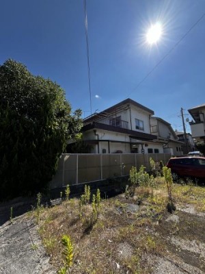 京都市伏見区・南区・東山区・下京区・右京区を中心とする不動産売買のセンチュリー21ハウスマーケット｜スタッフのオススメ物件や、オープンハウス・現地説明会など最新情報をお届け 「建築条件なし」お好きなハウスメーカーで建築できます。敷地面積約78坪
スーパー、ドラッグストア、コンビニ、小学校徒歩10分圏内