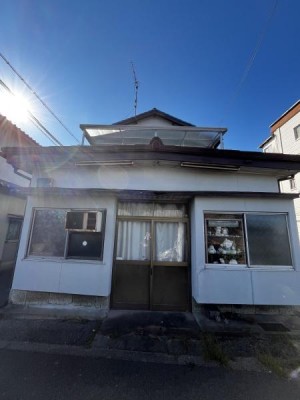 オーナーチェンジ物件です。月額賃料48,000円表面利回り約9.6％
倉庫付年間7800円使用料発生します。