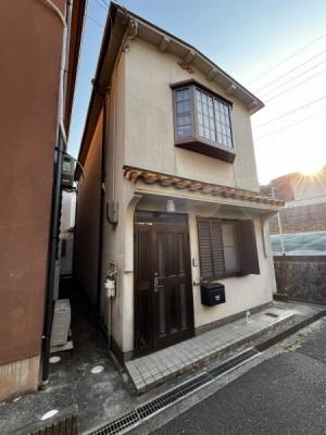 京都市伏見区・南区・東山区・下京区・右京区を中心とする不動産売買のセンチュリー21ハウスマーケット｜スタッフのオススメ物件や、オープンハウス・現地説明会など最新情報をお届け オーナーチェンジ物件です。月額賃料6万円、表面利回り約9.6％。再建築不可