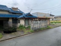 建物ゆったり配置、玄関アプローチも設けた敷地94坪