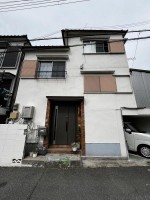 部屋数充実の4DK。ご家族でゆったり暮らせる3階建住宅。敷地面積約19.47坪
駐車場付き(軽自動車のみ)ウッドデッキで家庭菜園可能です。