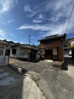 京都市伏見区・南区・東山区・下京区・右京区を中心とする不動産売買のセンチュリー21ハウスマーケット｜スタッフのオススメ物件や、オープンハウス・現地説明会など最新情報をお届け 線引き前の住宅なので、再建築も検討できます。（行政に要確認）
東側道路向いの土地（約30坪）も対象に含まれておりますので、駐車場として使用可能です。
