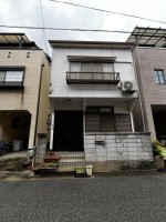 京都市伏見区・南区・東山区・下京区・右京区を中心とする不動産売買のセンチュリー21ハウスマーケット｜スタッフのオススメ物件や、オープンハウス・現地説明会など最新情報をお届け 近隣の月極駐車場空あります、花岡ガレージ（対象物件から50ｍ）
売主様退居済みですので、気兼ねなくご見学いただけます。
